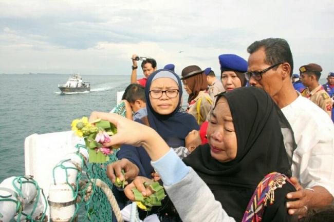 Lagu Gugur Bunga Iringi Isak Tangis Keluarga Korban Pesawat Sky Truck  